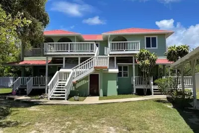 Image de Lovely 2 bedroom unit, lagoon side with beach view