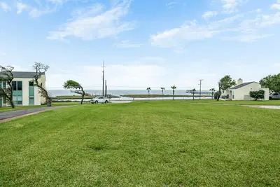 Image de Sailing Windward | Bay Views, Community Pool!