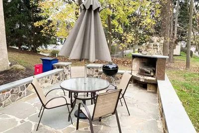 Image de A basement apartment with private bedroom, full bath, kitchen and entrance.