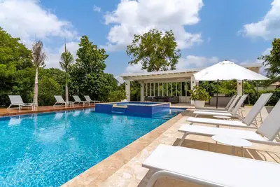Image de Brand New 6 Bdr Villa, Incredible areas w/ Bbq, Pool & Ja. . .