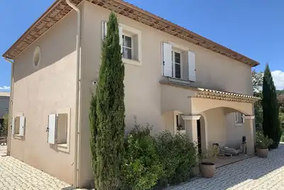 Image de Bastide contemporaine de 150 m2 avec piscine et Spa. Vastes terrasses.
