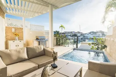 Image de Totally Remodelled 4 Bedroom Townhouse w/ Picuzzi & Deck