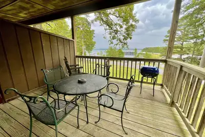 Image de Lake view queen guest room with two queens, sleeper sofa and patio overlooking Lake Ouachita. by RedAwning