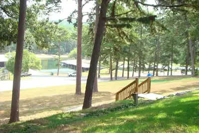 Image de Mountain Harbor King Guest Room on Lake Ouachita by RedAwning