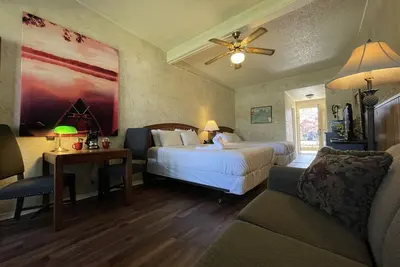 Image de Mountain Harbor King Guest Room on Lake Ouachita by RedAwning