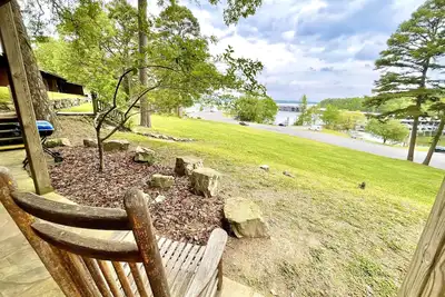 Image de Lake view queen Guest Room with two queens, sleeper sofa and deck overlooking Lake Ouachita. by RedAwning