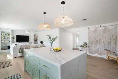 Image de Lux Long Term Stay - Chef's Kitchen, Golf, Fire Pit, Bbq Island and more!