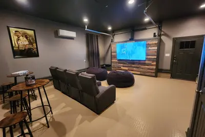 Image de Downtown retreat + Theater Room