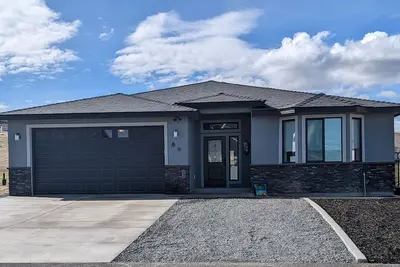 Image de Spacious New Custom Home near Potholes Reservoir