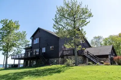 Image de Luxe lakeside lodge w/ private sauna and hot tub
