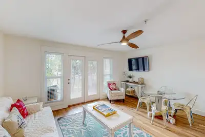 Image de Modern beach condo with pool, hot tub, well-equipped kitchen, balcony, & W/D