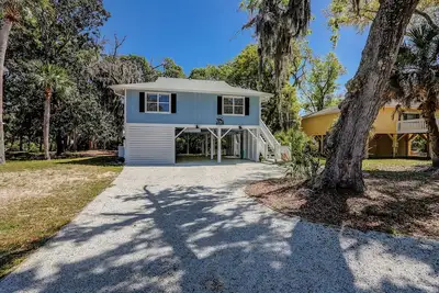 Image de Dog-friendly tree-lined retreat with grill, hammock, sunroom, W/D, & Ac