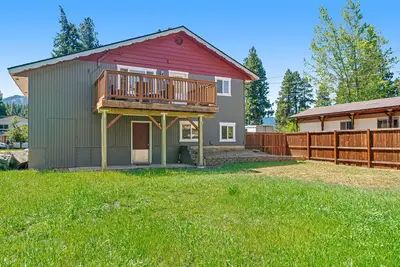Image de Dog-friendly two-story home near downtown with large deck, lawn, & enclosed yard