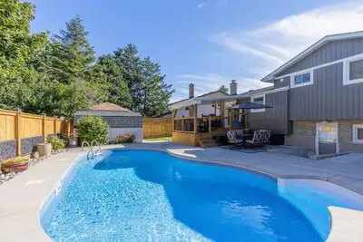 Image de Upscale 3br Designer House with Pool!