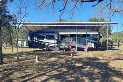 Image de Luxury Rv Glamping: Cozy Up in Hill Country