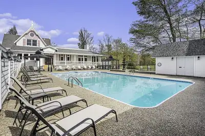 Image de Large family friendly compound, heated pool, and Indoor Basketball court