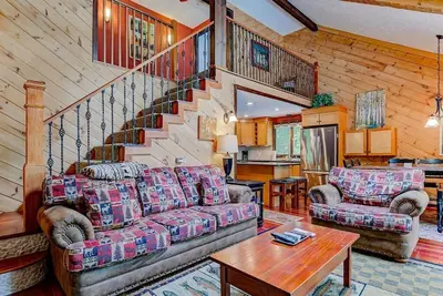 Image de 3 Story Mountainside Chalet - Storyland 5 min, hike, bears, waterfalls, explore