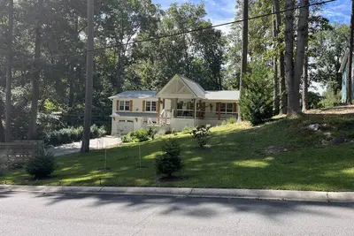 Image de White House on a hill\nPet f. , close to wedding venues, Roswell, Milton & Canton.