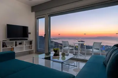 Image de Suite Rhodes Skyline avec jacuzzi extérieur et vue sur la mer