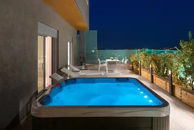 Image de Suite Rhodes SkyLine avec jacuzzi extérieur et vue sur la mer A1