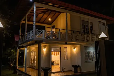 Image de \"Experience Luxury Living at its Finest with River Front Villas\"