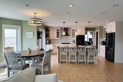 Image de Spacious, family-friendly retreat; panoramic views