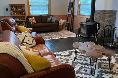 Image de Pet-Friendly Spacious Barndominium Cabin near Crater Lake