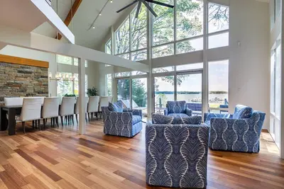Image de Custom-built chalet w private pier and hot tub at On the Waterfront in Edgewater
