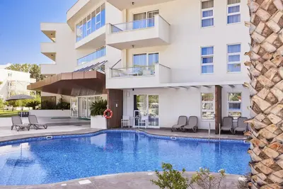 Image de Comfort and Relaxation! 2br Suite w/ Swim-up pool! Tennis Court & Playground!