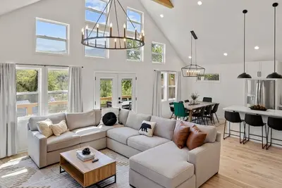Image de 4 King Luxury Mtn Home | 3 min Downtown Black Mtn | 17 min to Asheville
