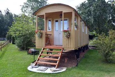 Image de Gîte insolite ''La Bengali''. Une roulotte au centre de la nature.