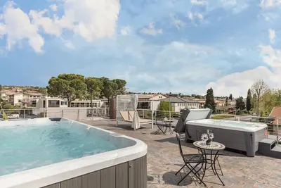 Image de Appartement \"Bardolino Luxury - Attico\" avec vue sur le lac, piscine privée et Wi-Fi