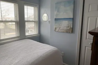 Image de 4 Bedroom upstairs unit only 2 blocks to the beach!