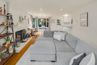 Image de Wedgwood Retreat | Yard, Gazebo & Trails | Seattle