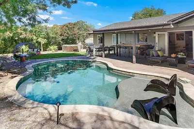 Image de Glamorous Renovated Desert Oasis, Heated Pool, Tub
