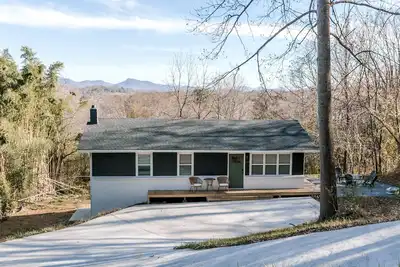 Image de Cozy cottage close to downtown Hayesville