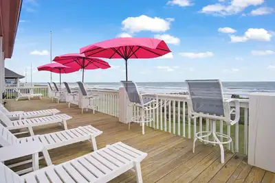 Image de Beach Front Cottage with Beautiful Ocean Views!