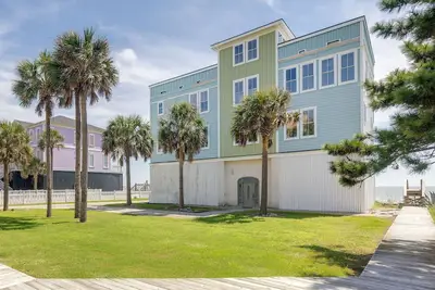Image de Stunning 4-Bedroom Oceanfront Home with Rooftop Deck and 360-Degree Views
