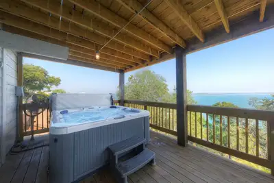 Image de Waterfront Lake House w/ Hot Tub | Firepit