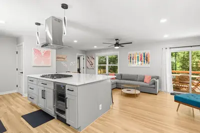 Image de Modern, Cozy Buckhead 4+3 Sfh + Backyard