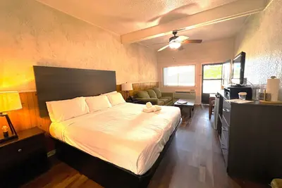 Image de Mountain Harbor King Guest Room on Lake Ouachita by RedAwning