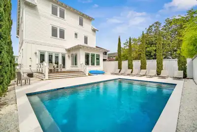 Image de Crystal Tide with Private Pool, Golf Cart, and Designer Furniture