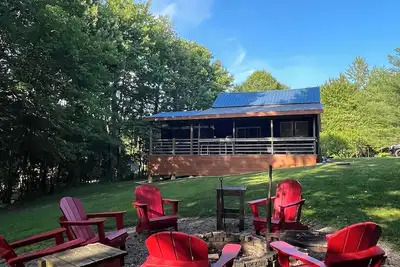 Image de Cabin in Hocking Hills with Hot Tub, Fire Pit and Covered Back Deck.