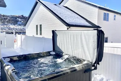Image de Brand new modern home with hot tub