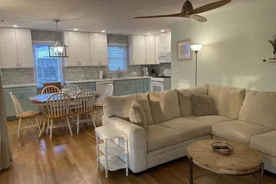 Image de Relaxing & Charming Cottage only 1. 5 blocks to the beach or bay!