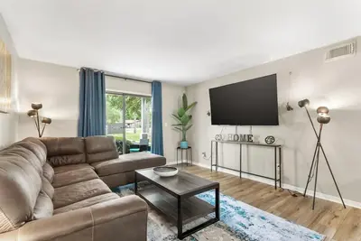 Image de King Bed | Central Location | 75\" Tv | Washer & Dryer | Shower & Tub | Patio | Updated