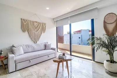 Image de Tropical luxurious apartment with pools, rooftop views, & balcony - dog-friendly
