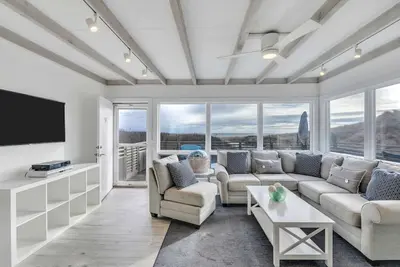 Image de Luxurious 3 Br Cottage w/ Ocean View Balcony