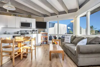 Image de Modern Studio Apt w/ Balcony & Pool View | 1 Bth