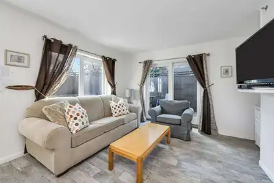 Image de Snuggly Homey 2br Beachside Home|TennisWiFiPKGPool